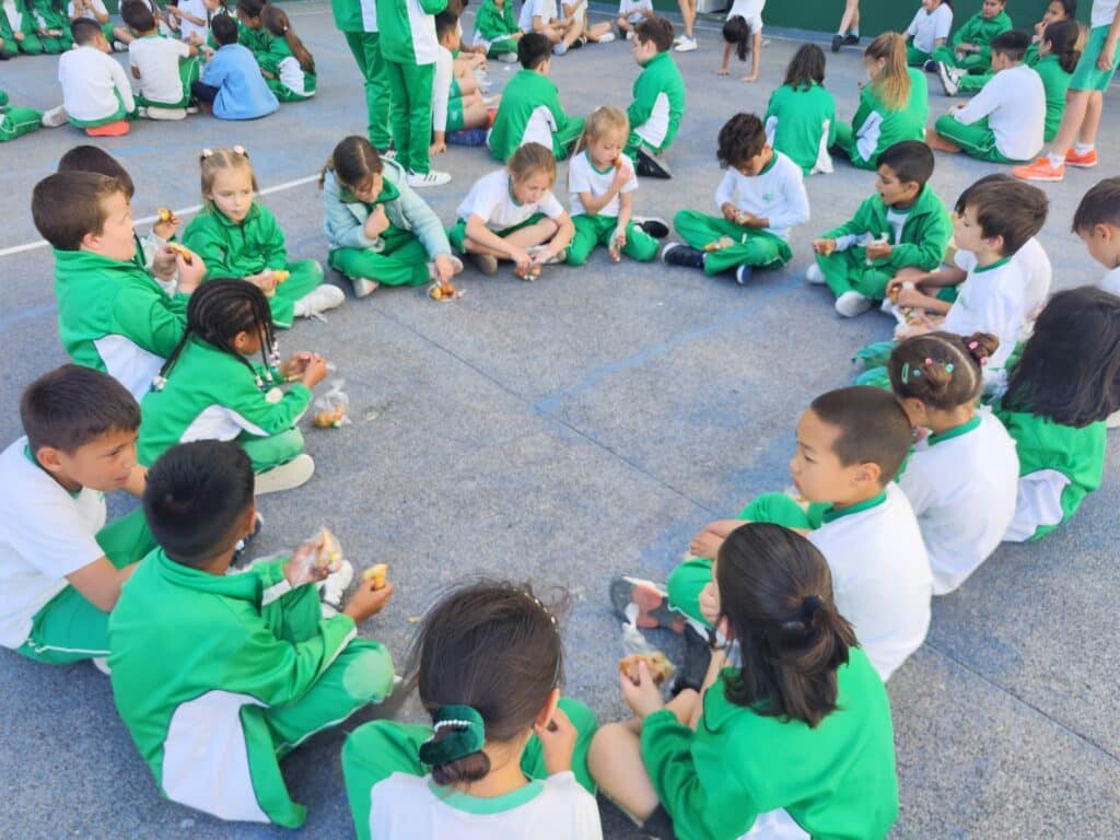 Hoy hemos disfrutado de una merienda pascuera en el colegio y hemos bailado canc...