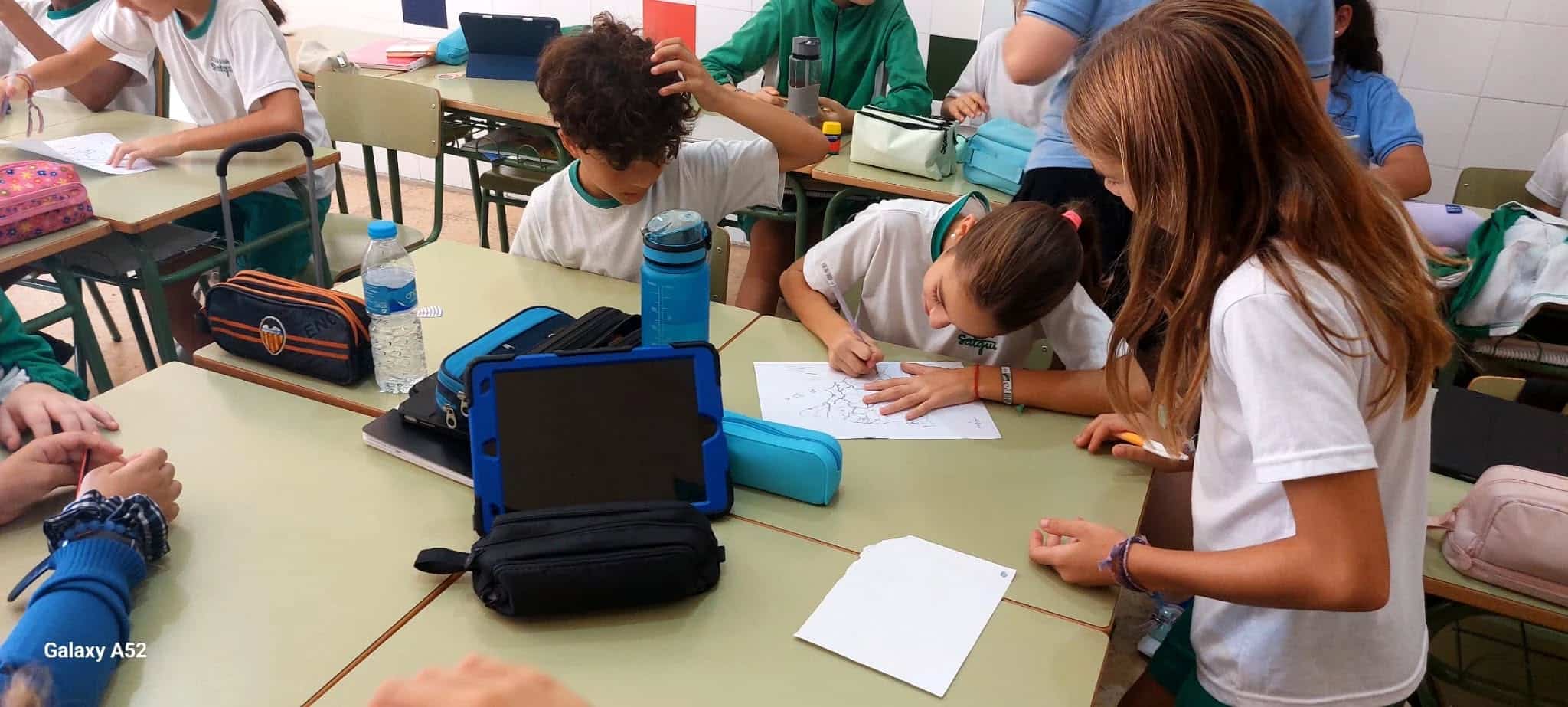 Esta tarde los alumnos de sexto han hecho la técnica del folio giratorio como ap...