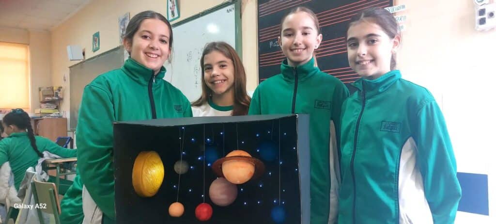 Alumnos de sexto de primaria han realizado materiales relacionados con los proye...