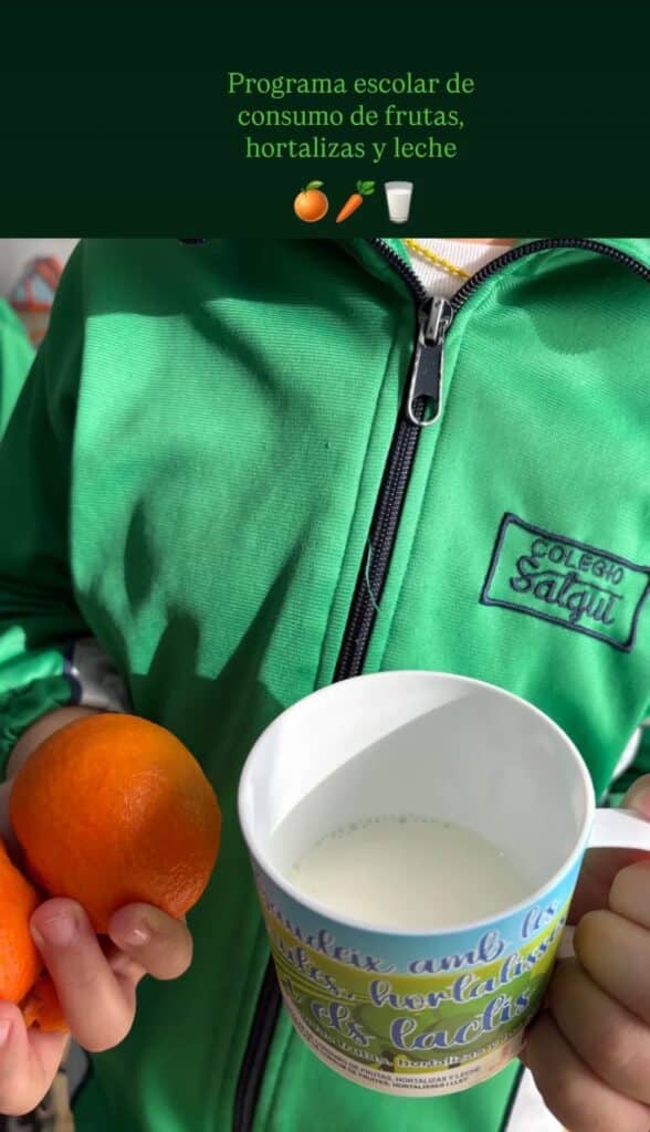 Hoy hemos almorzado mandarinas y leche...