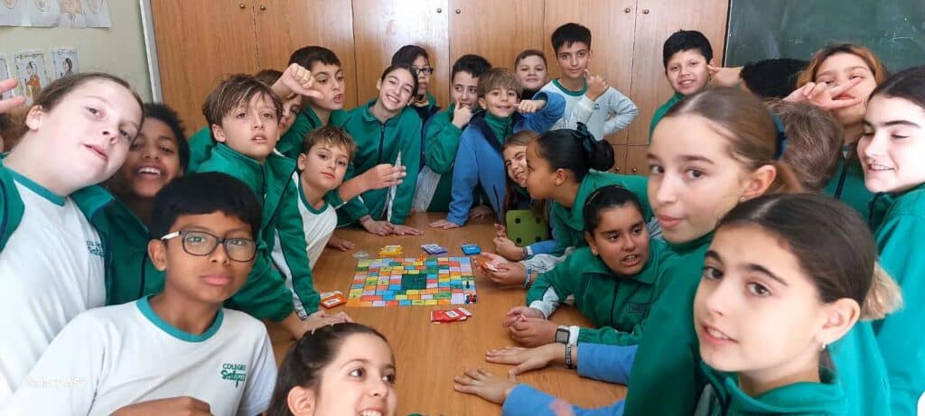 Jugando juego de preguntas y respuestas. 6° Primaria....