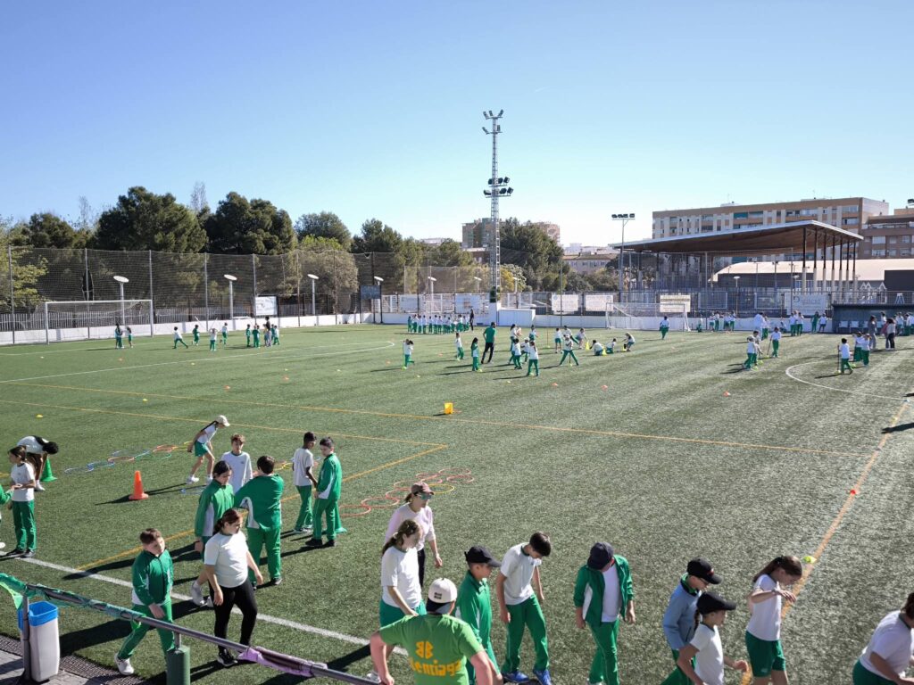 Hoy hemos celebrado el día de la actividad física y el deporte en el campo de fú...
