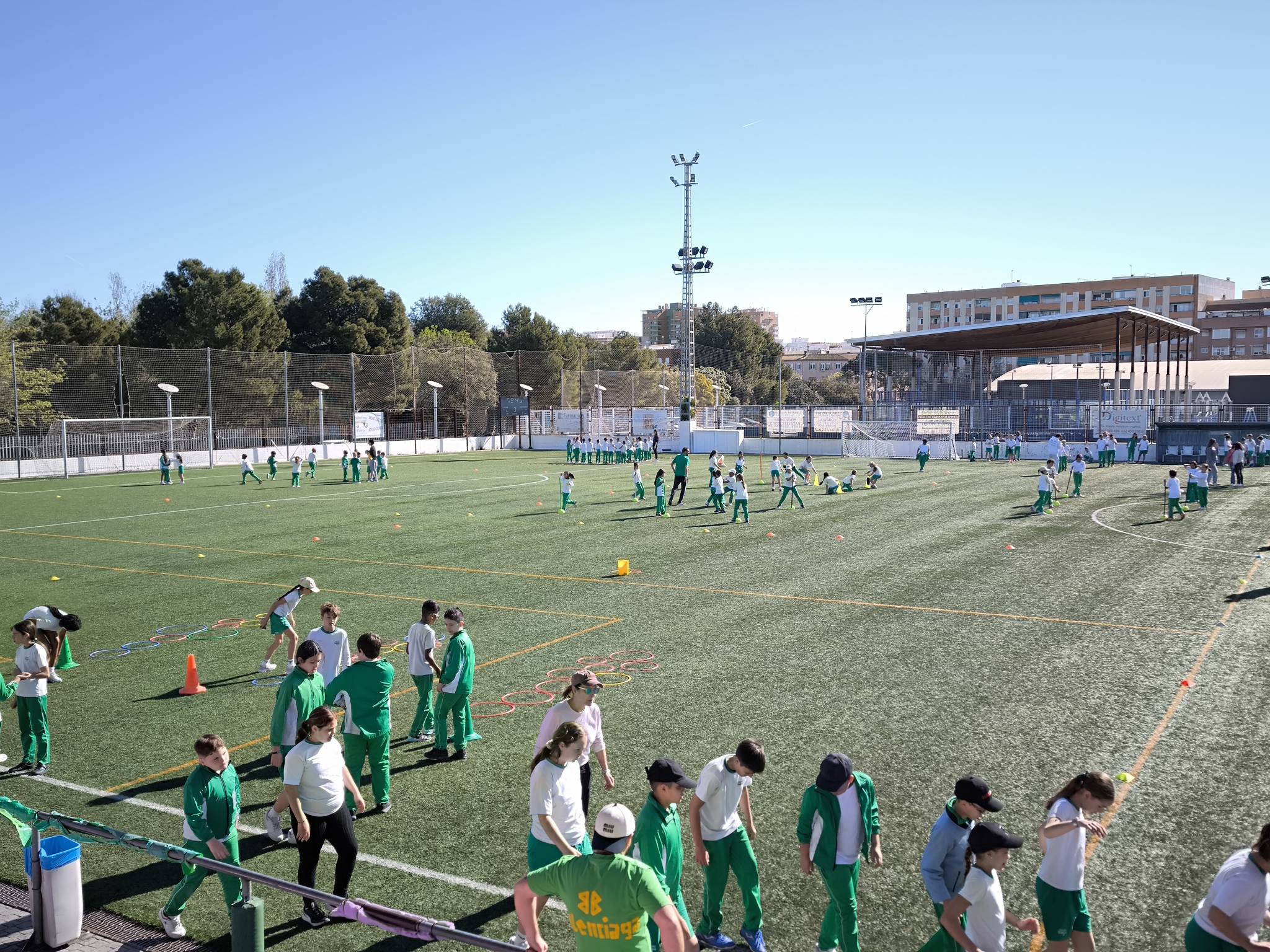 Hoy hemos celebrado el día de la actividad física y el deporte en el campo de fú...